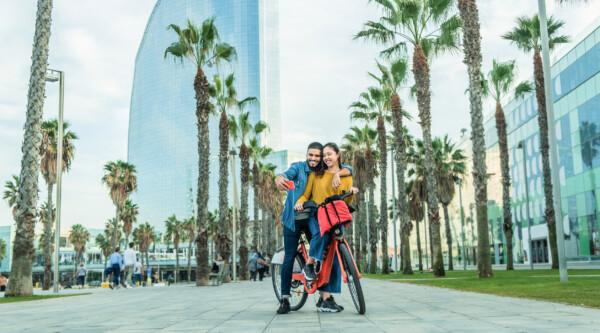 Polkupyöräilijöitä Barcelonassa