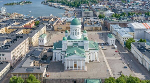 Drone-kuva Helsingin tuomiokirkosta