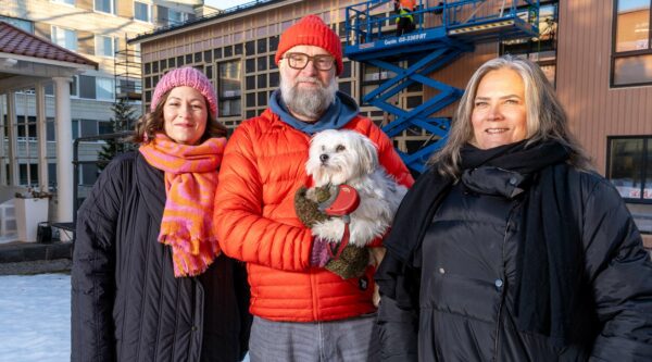 Kuvassa oikealta vasemmalle operatiivinen johtaja Saara Jalkanen, yrittäjä, toimitusjohtaja Margo Saxberg ja yrittäjä, tunnelmasuunnittelija Marita Saxberg sekä yrittäjien Sylvi-koira.