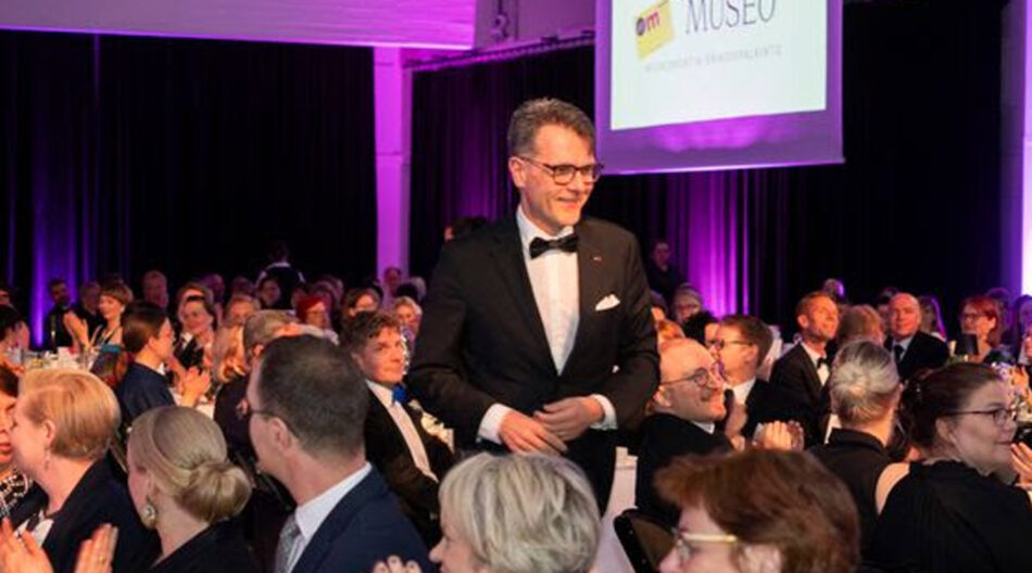 Kimmo Levä vastaanotti Ateneumin palkinnon