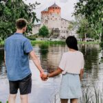 Matkailijat Savonlinnassa katsomassa Olavinlinnaa