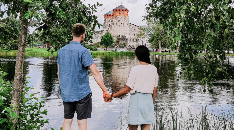 Matkailijat Savonlinnassa katsomassa Olavinlinnaa