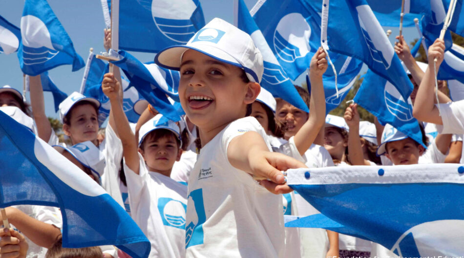 Blue Flag ja leikkivät lapset
