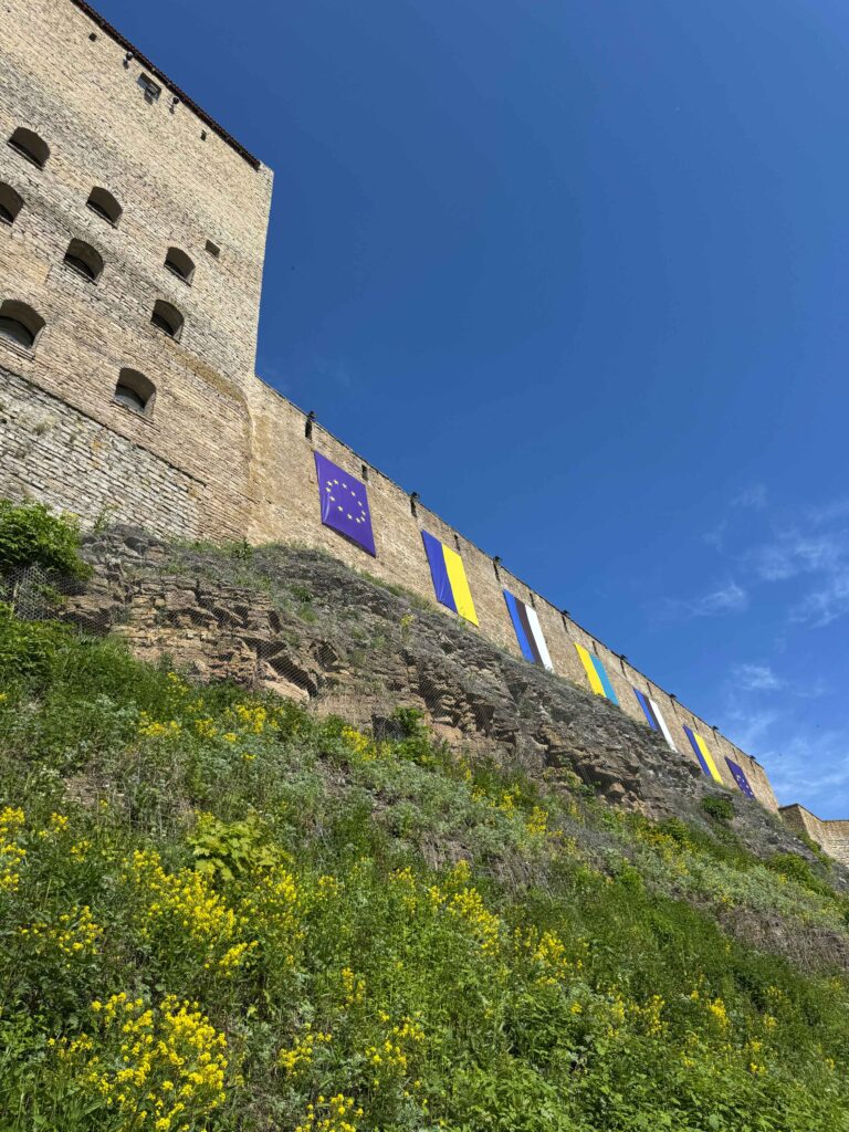 Hermanninlinnan muuri Narvassa.