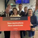 Norwegianin ja Visit Maltan edustajat Helsinki-Vantaan lentoasemalla.