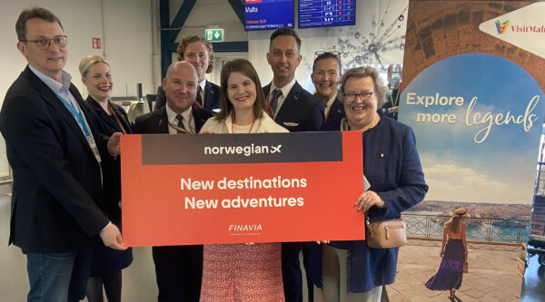 Norwegianin ja Visit Maltan edustajat Helsinki-Vantaan lentoasemalla.