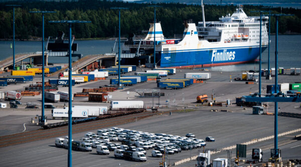 Finnlinesin alus Vuosaaren satamassa.
