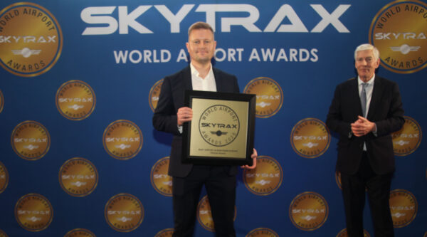 Jani Ceder ottamassa Skytrax-palkintoa vastaan