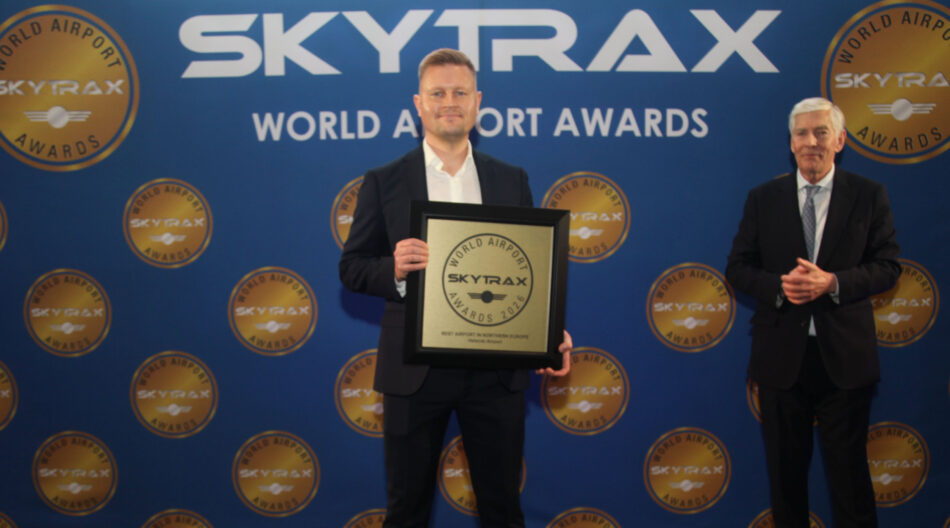 Jani Ceder ottamassa Skytrax-palkintoa vastaan