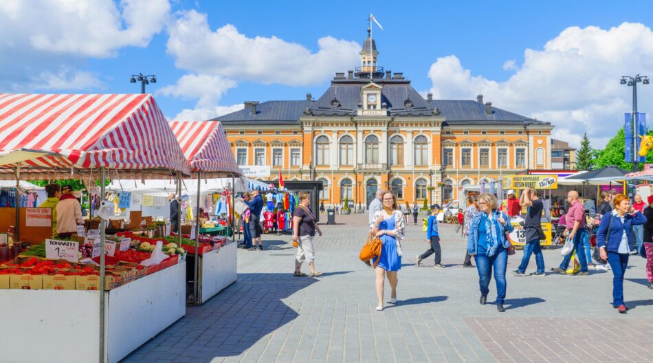 Kuopion kaupungintalo ja Kuopion tori