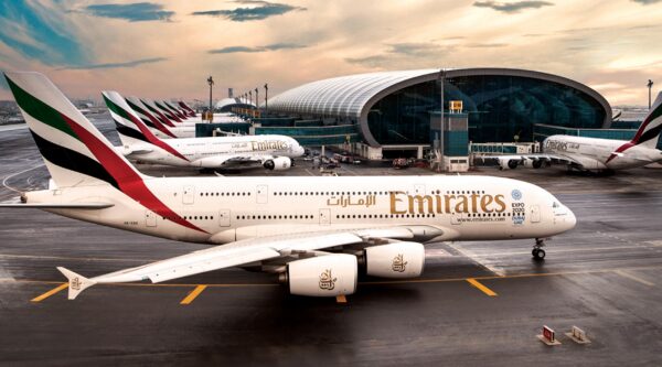 Emiratesin lentokoneen Dubain lentoasemalla
