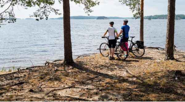 Pyöräilijät Saimaan rannalla