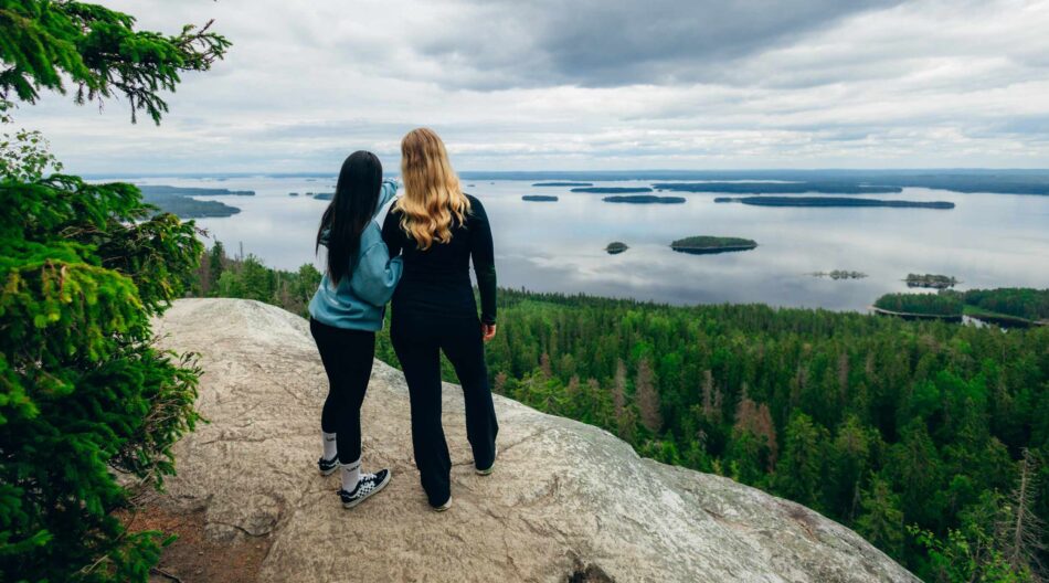 Matkailijat Kolin huipulla