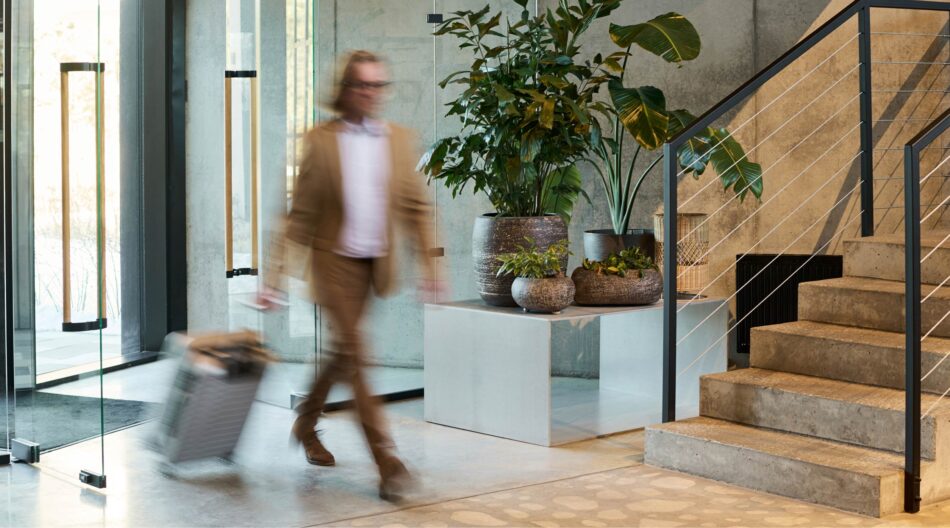 Liikematkustaja hotellissa