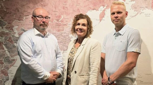 Aktiv-Resor osti Villadan: Jari Sarlin, Sonja Sarlin ja Tommi Lehtonen.