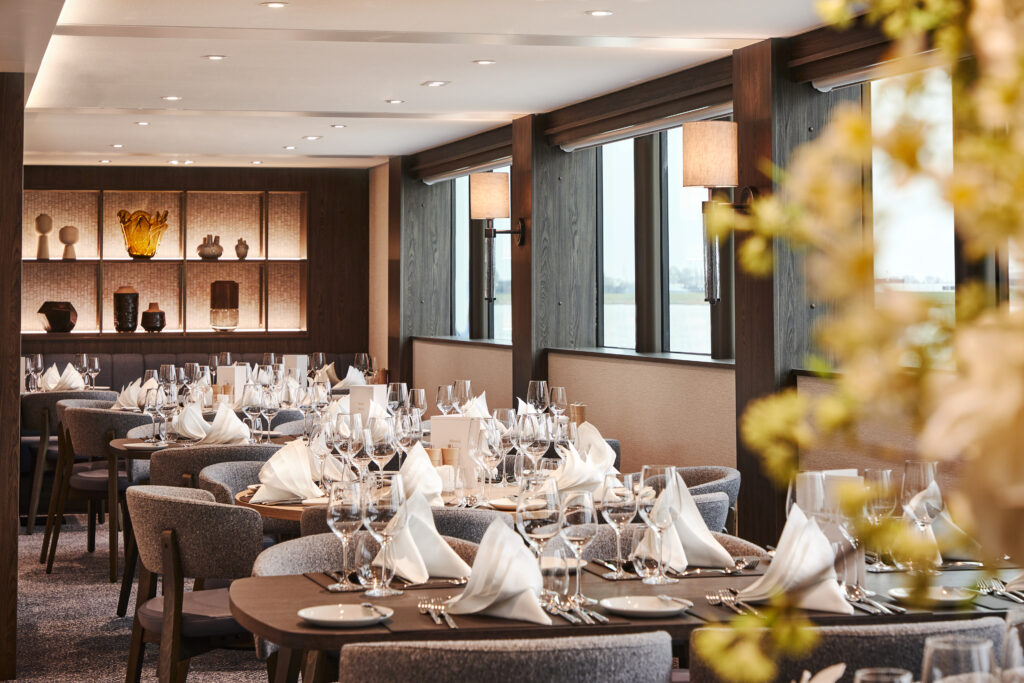 Kelluvahotelli, Ravintola, Viva Riverside