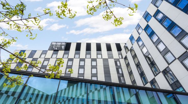 Clarion Hotel Aviapolis ulkopuolelta kuvattuna
