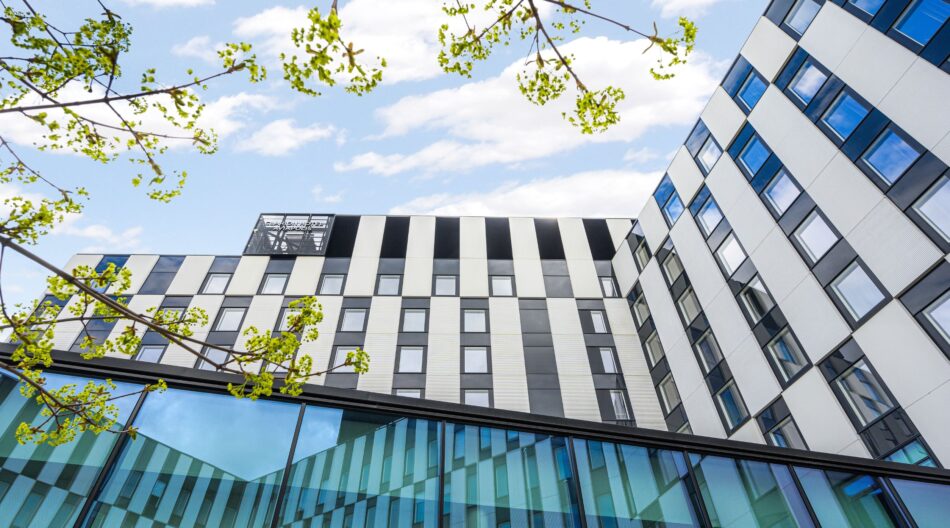 Clarion Hotel Aviapolis ulkopuolelta kuvattuna