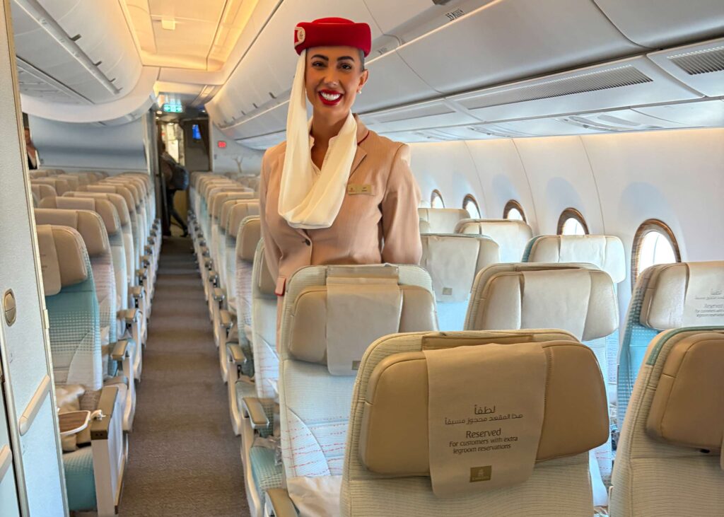 Emiratesin lentoemäntä economy-luokassa